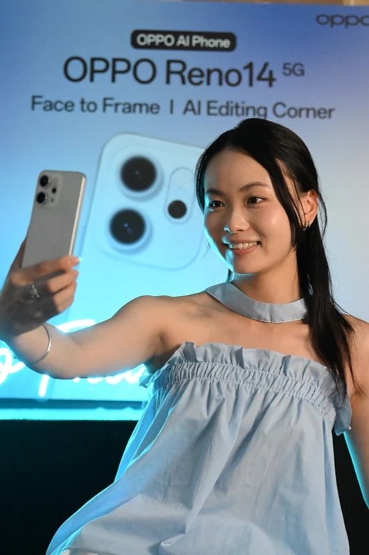 Guest taking a portrait at the OPPO Reno14 Face to Frame installation