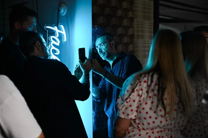 Guests exploring portrait photography during the OPPO Reno14 programme